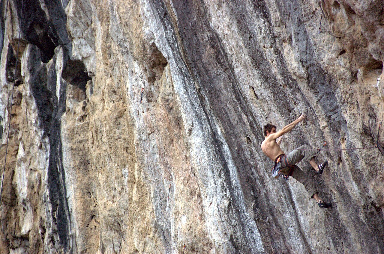 Escalador practicando escalada deportiva en roca - miedo anticipatorio en escalada
